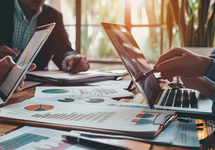 business advisor meeting to analyze and discuss the situation on